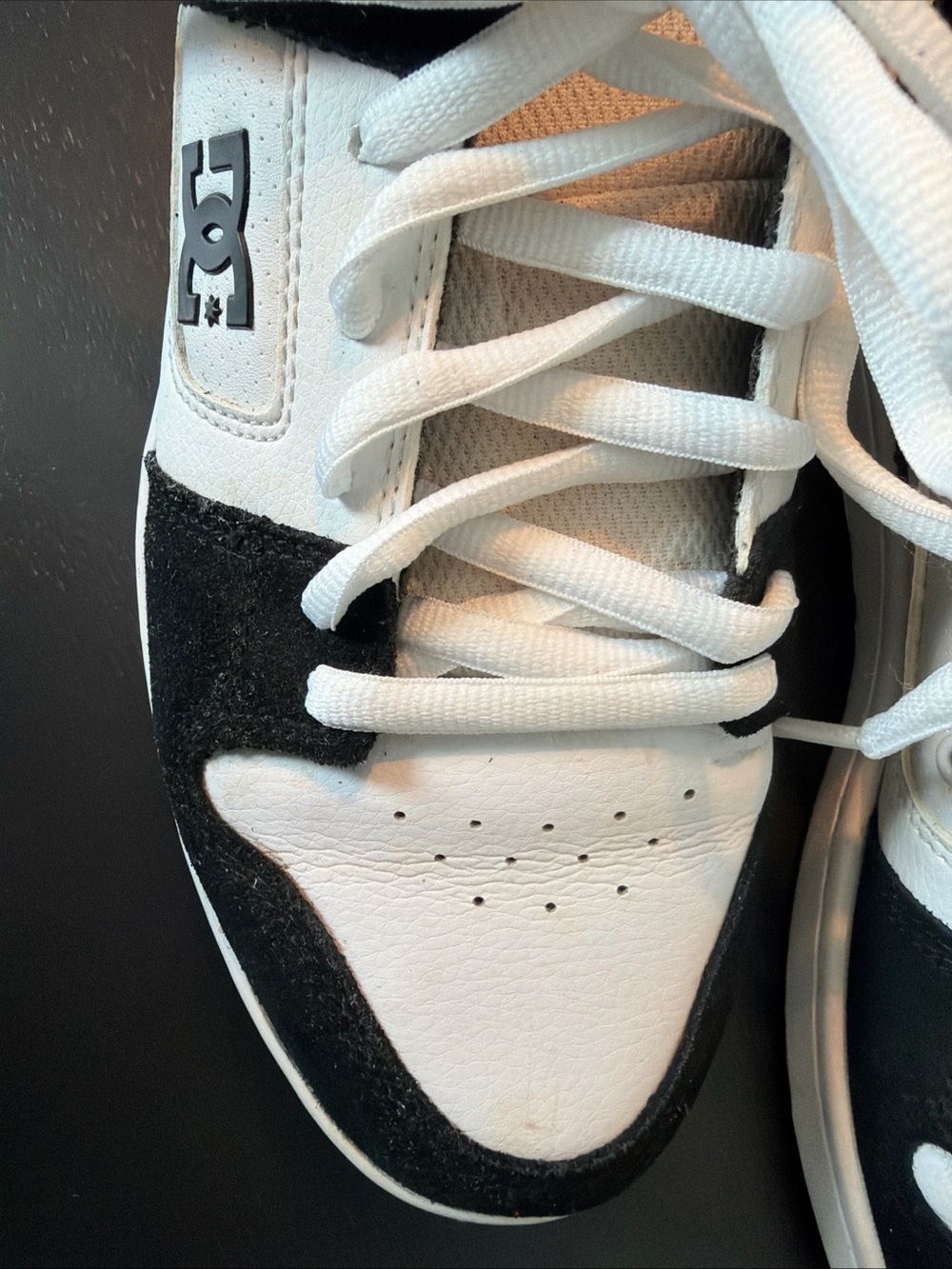 DC mens Black & White Low-Top Skate Shoes - Picture 5 of 8